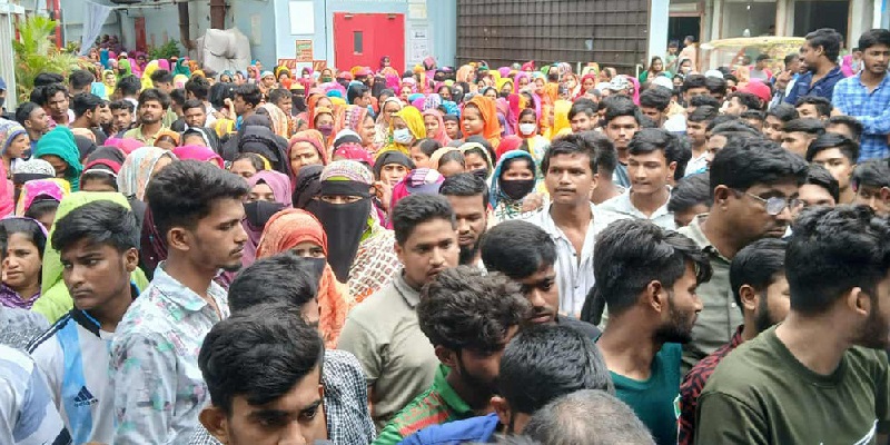 সিদ্ধিরগঞ্জে বকেয়া বেতনের দাবিতে গার্মেন্টস শ্রমিকদের বিক্ষোভ