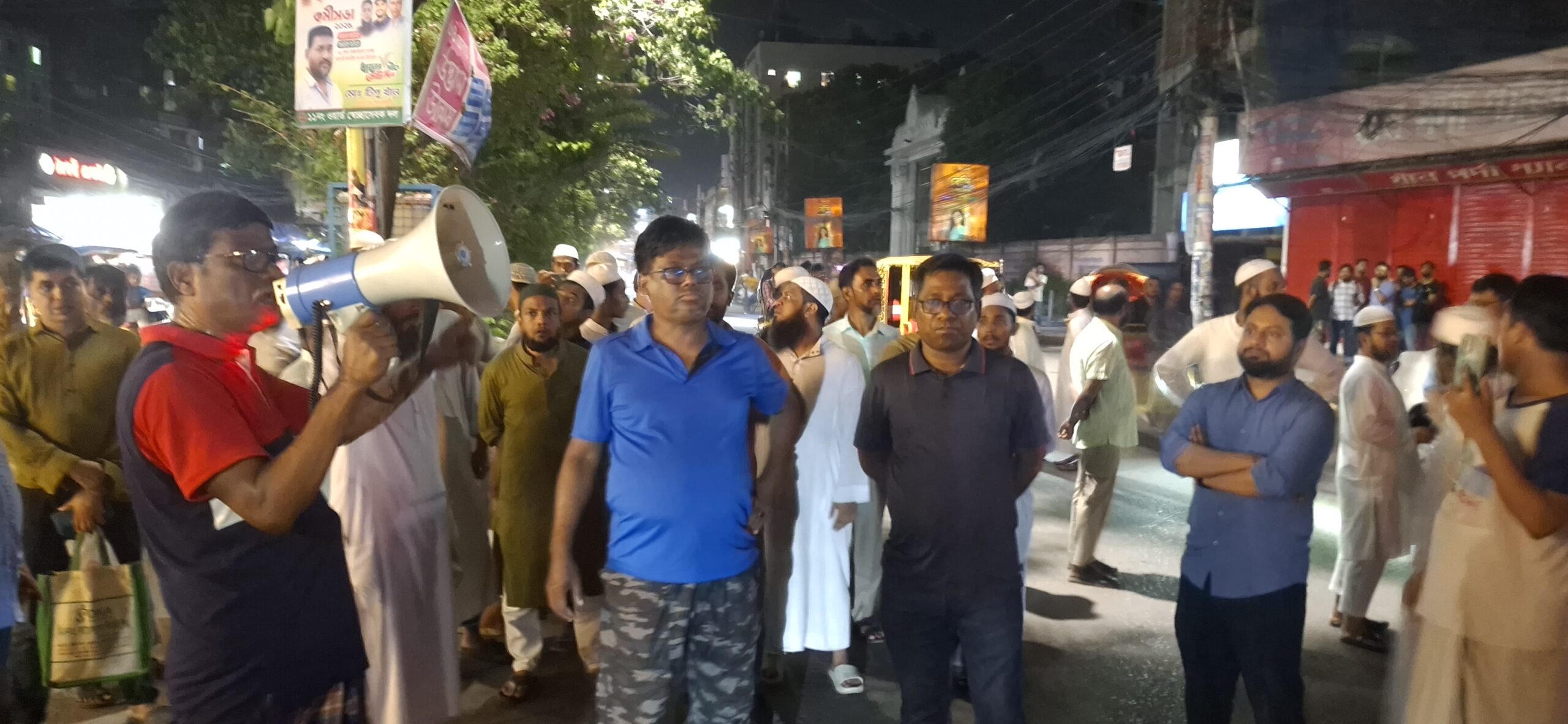চাষাঢ়ায় মাদক ব্যবসায়ীদের হুমকির প্রতিবাদে সড়ক অবরোধ ও বিক্ষোভ