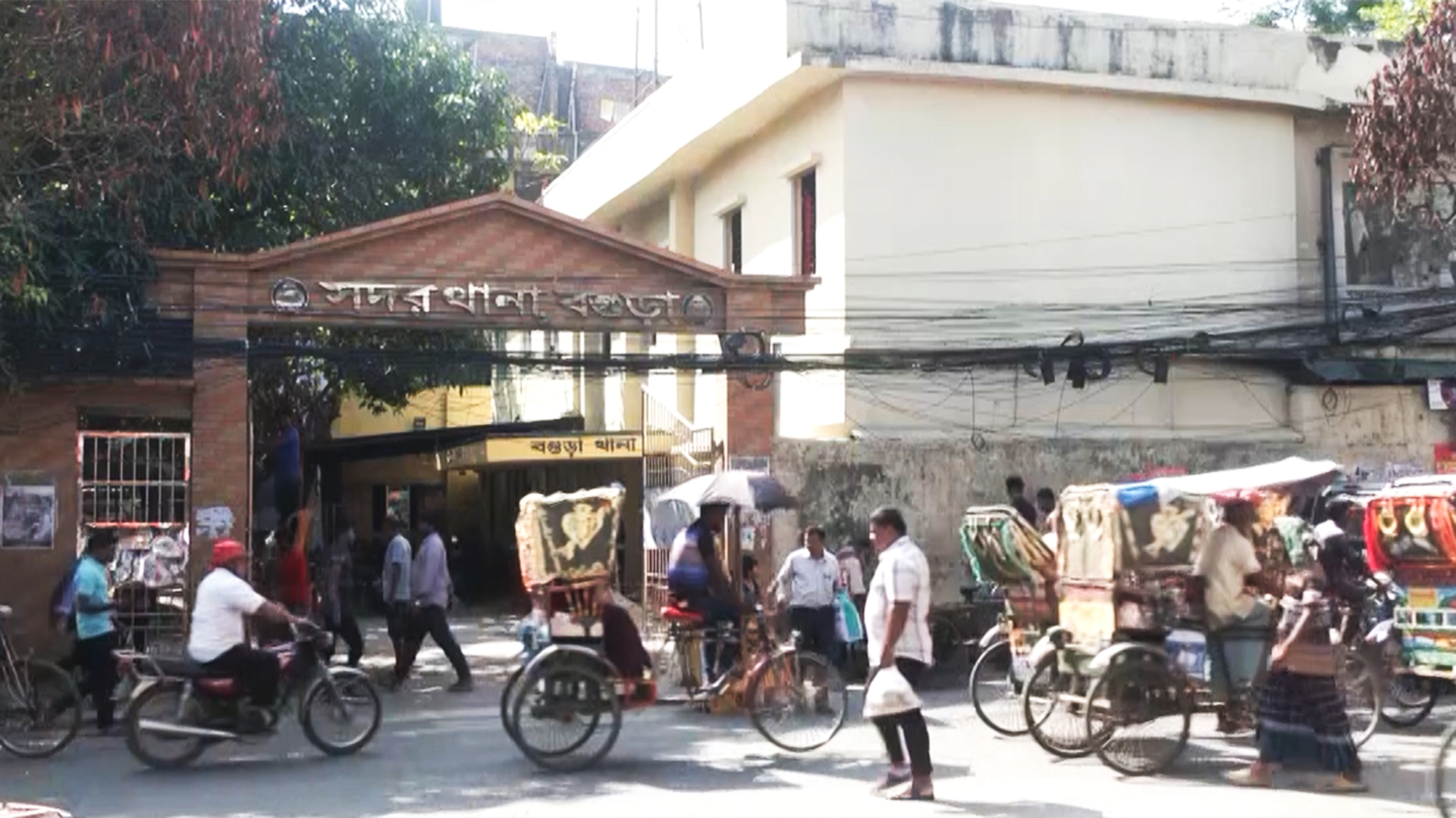 বগুড়ায় চাঁদা না পেয়ে কৃষি কর্মকর্তার নামে মামলা