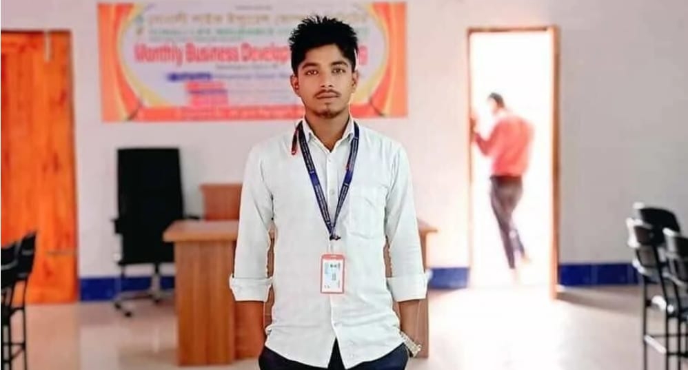 বকশীগঞ্জে সাইনবাের্ড টানাতে গিয়ে বিদ্যুৎ স্পূষ্টে ইনস্যুরেন্স কর্মীর মৃত্যু