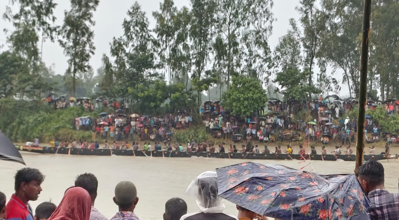 আড়াইশ বছরের ঐতিহ্যবাহী নৌকা বাইচ প্রতিযোগিতায় হাজারো মানুষের ঢল