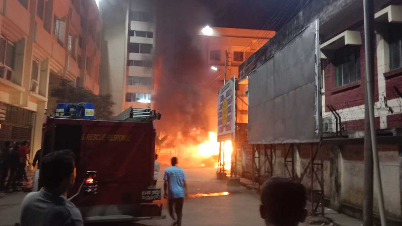 নারায়ণগঞ্জে ভিক্টোরিয়া হাসপাতালের ভেতর অ্যাম্বুলেন্সে আগুন, দগ্ধ ২
