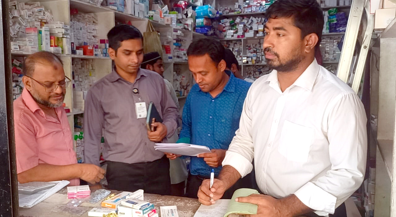 ফতুল্লায় ভোক্তা অধিকারের অভিযান,মদিনা বেকারি ও এম এস ফার্মেসিকে জরিমানা ফতুল্লায় ভোক্তা অধিকারের অভিযান,মদিনা বেকারি ও এম এস ফার্মেসিকে জরিমানা