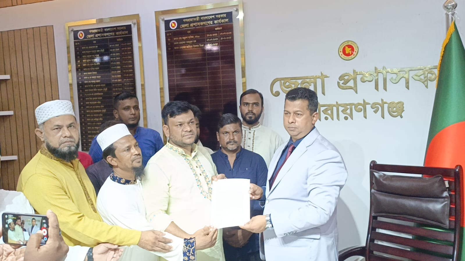 ফতুল্লায় মাদক বিরোধী অভিযান চেয়ে ডিসি অফিসে নাজমুল হাসান বাবু’র স্মারকলিপি