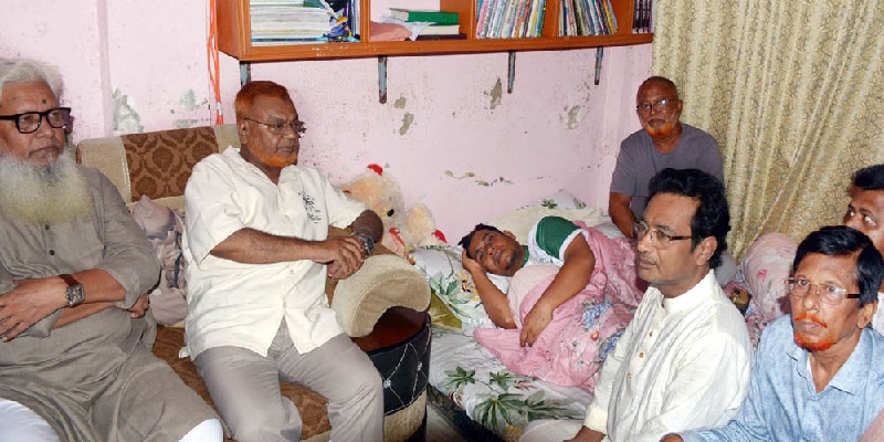 অসুস্থ যুবদল নেতা সাগর প্রধানকে দেখতে গেলেন সাবেক এমপি গিয়াসউদ্দিন