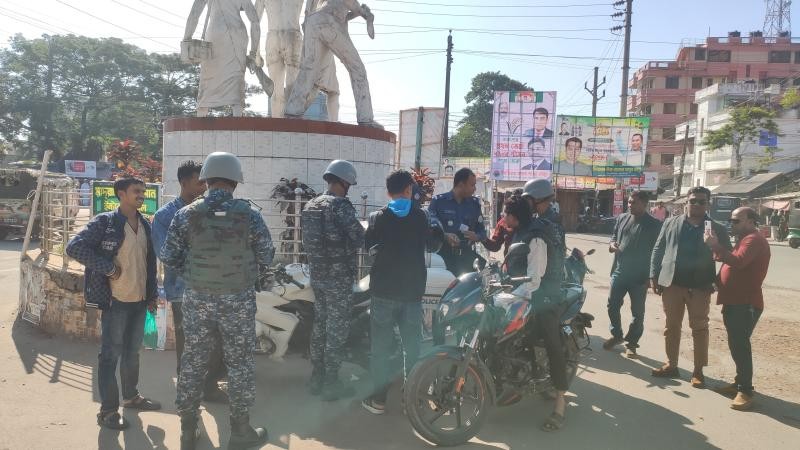 বরগুনায় যৌথবাহিনীর চেকপোস্ট অভিযান, মামলা ও জরিমানা আদায়