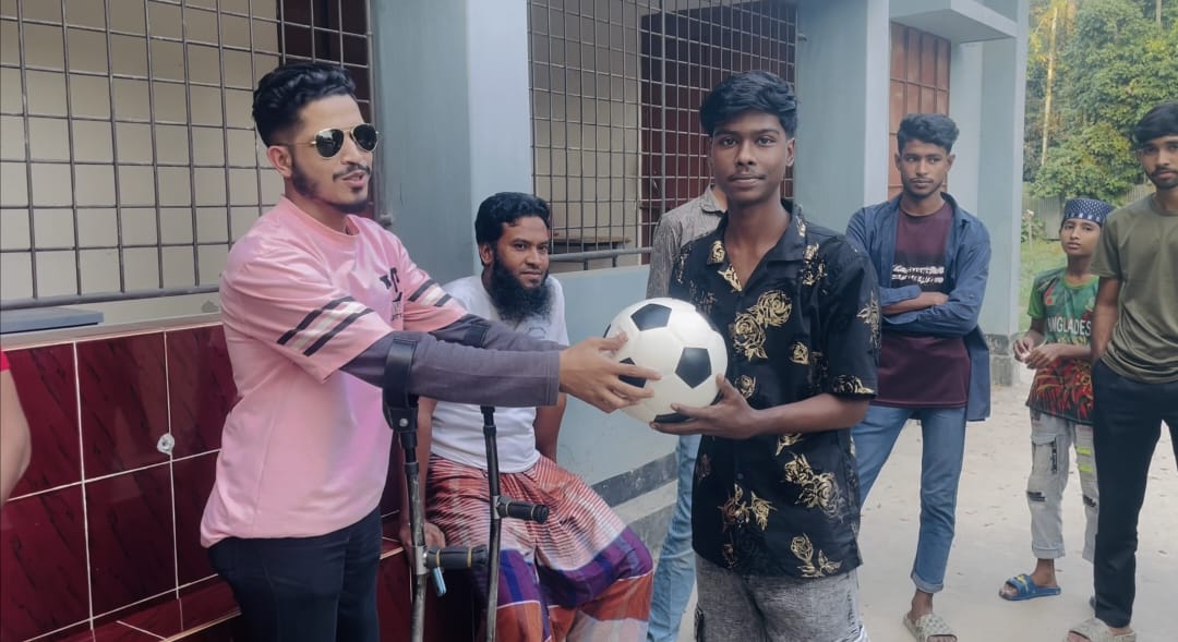 বকশীগঞ্জে পৌর ছাত্রদল নেতা সিয়াম সিদ্দিকীর পক্ষ থেকে ফুটবল প্রেমিদের মাঝে ফুটবল উপহার বিতরন