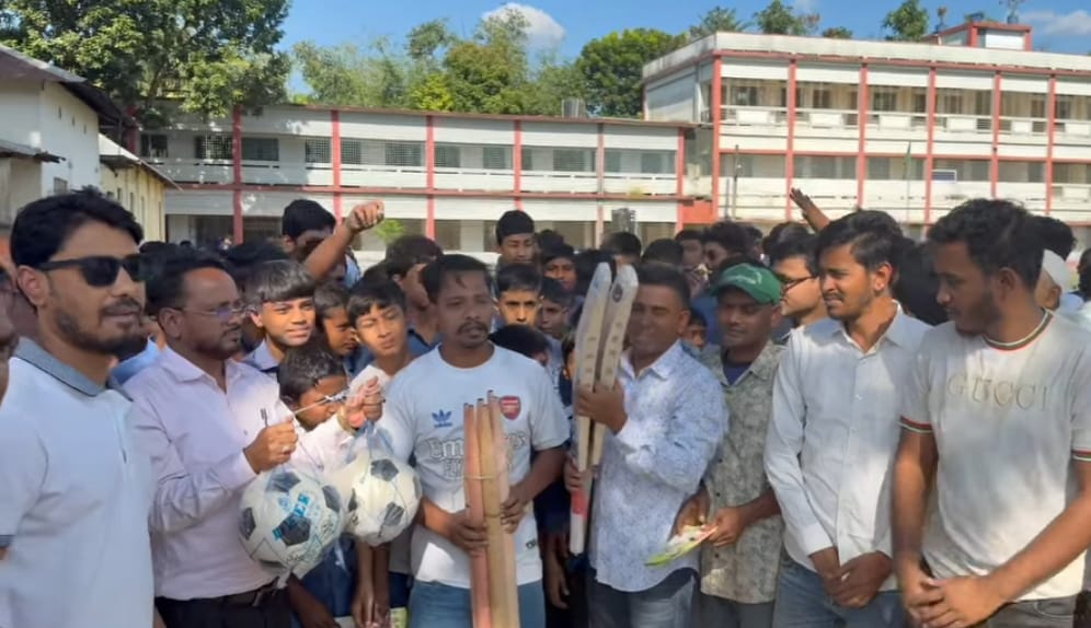 এম. রশিদুজ্জামান মিল্লাতের পক্ষ থেকে বকশীগঞ্জে শিক্ষা উপকরণ বিতরণ