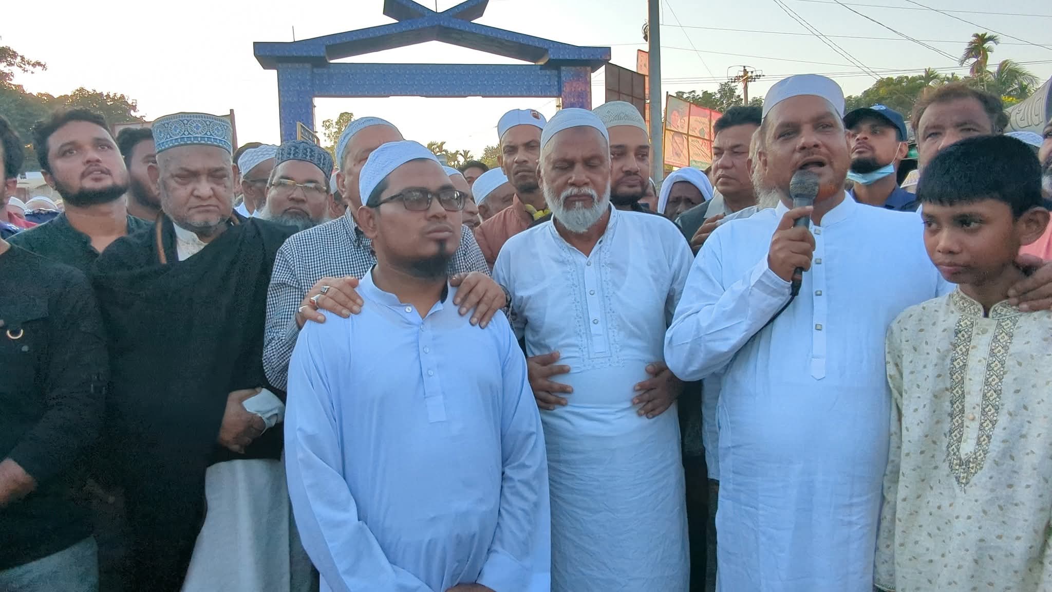 বকশীগঞ্জে সাবেক মেয়র প্যারোলে মুক্ত,বড় ভাইয়ের জানাজায় অংশগ্রহণ