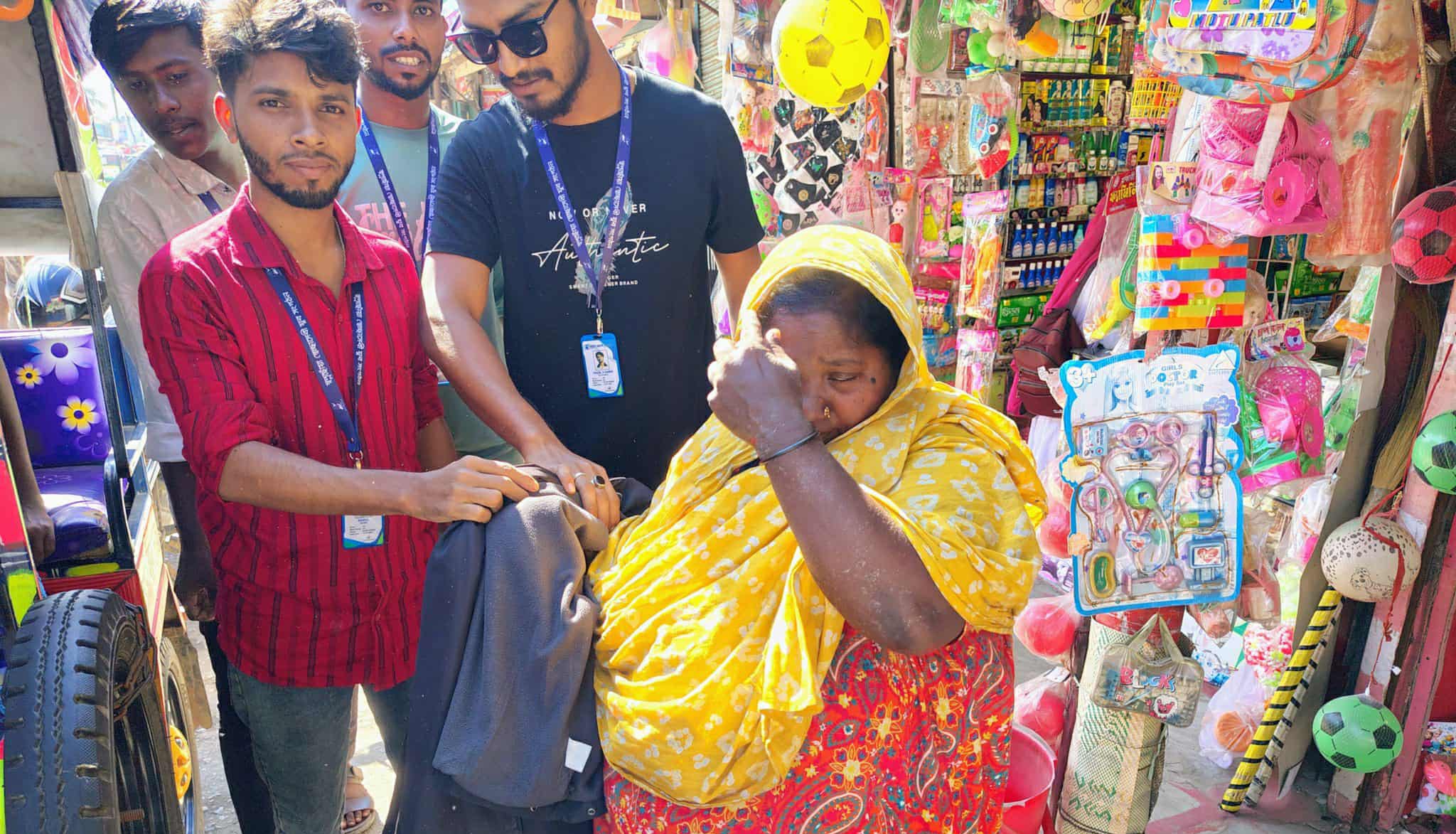 আমতলীতে স্বপ্ন ছোঁয়া স্বেচ্ছাসেবী যুব সংগঠনের পক্ষ থেকে শীতবস্ত্র বিতরণ