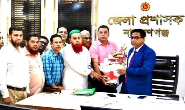 নবাগত নারায়ণগঞ্জ জেলা প্রশাসককে ভূমি অফিসার্স কল্যাণ সমিতির ফুলেল শুভেচ্ছা