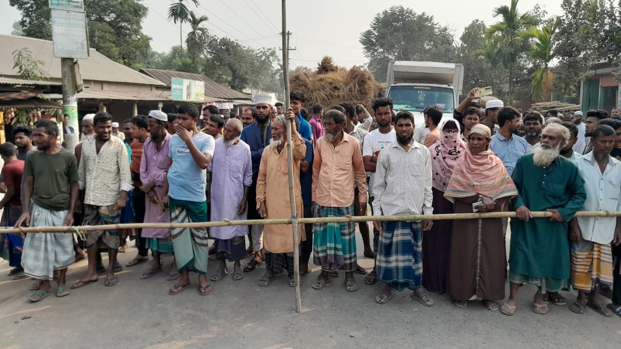 বকশীগঞ্জে সার সংকটে কৃষকদের বিক্ষোভ, আশ্বাসে অবরােধ প্রত্যাহার