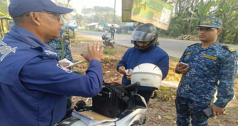 আমতলীতে আইনশৃঙ্খলা পরিস্থিতি বজায় রাখতে নৌবাহিনী ও পুলিশের যৌথ চেকপোস্ট