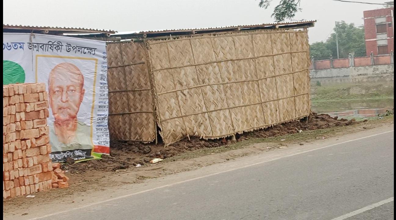 অন্যের জমিতে রাতারাতি ঘর বানিয়ে বাউল সাধকের ব্যানার টানাল দখলদাররা