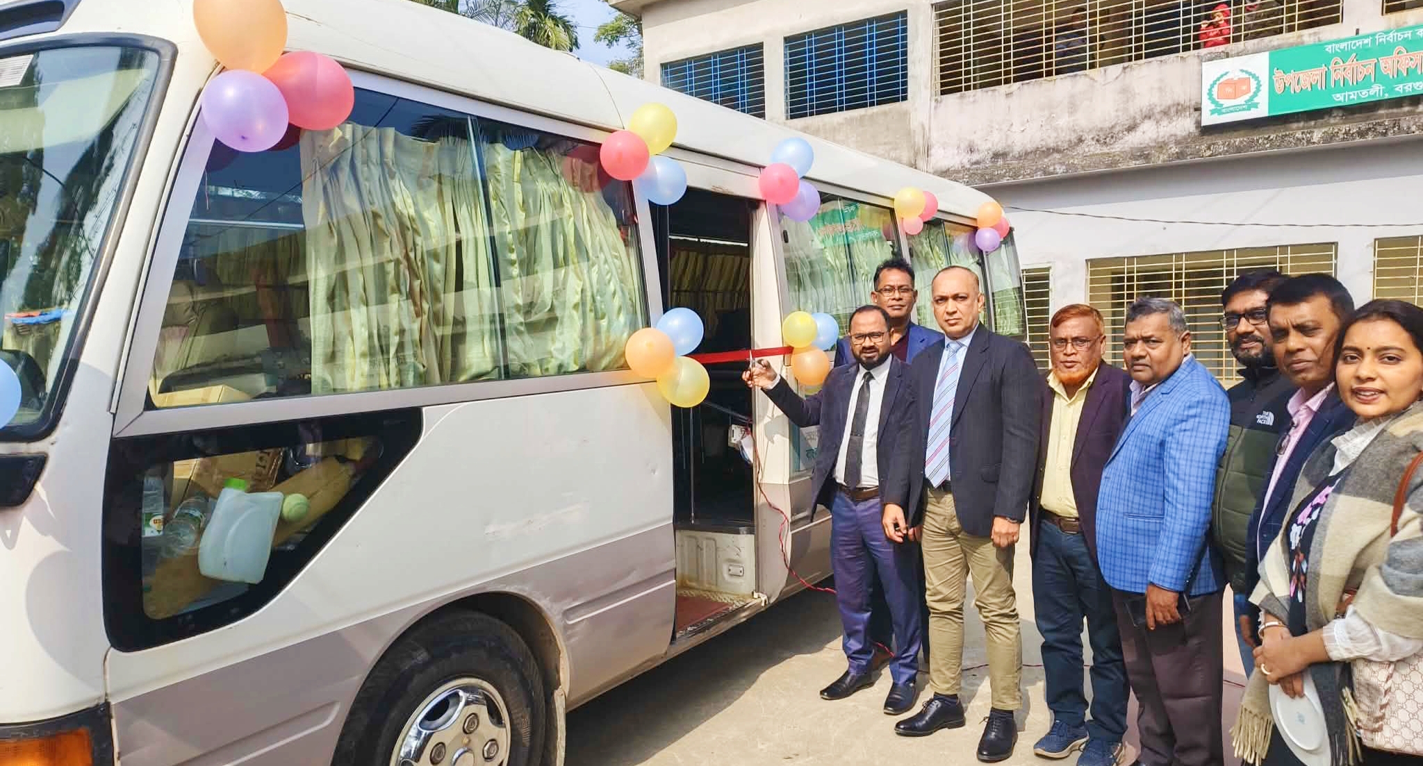 আমতলীতে কম্পিউটার গাড়ি’তে প্রযুক্তি প্রশিক্ষণ