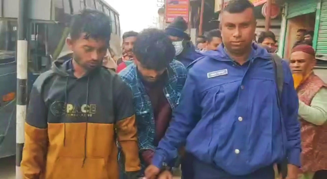 ফতুল্লায় লিংক রোডে বাসে ছিনতাইকালে অস্ত্রসহ ২ জনকে পুলিশে সোপর্দ