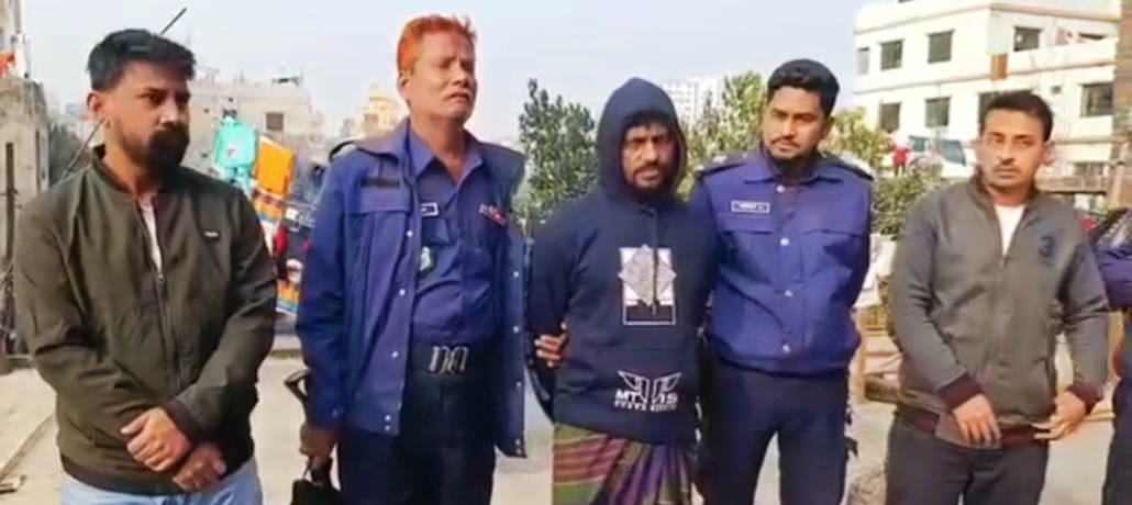 ফতুল্লায় দেশীয় অস্ত্র-মাদকসহ শীর্ষ মাদক ব্যবসায়ী জাহিদের সহযোগি গ্রেফতার!