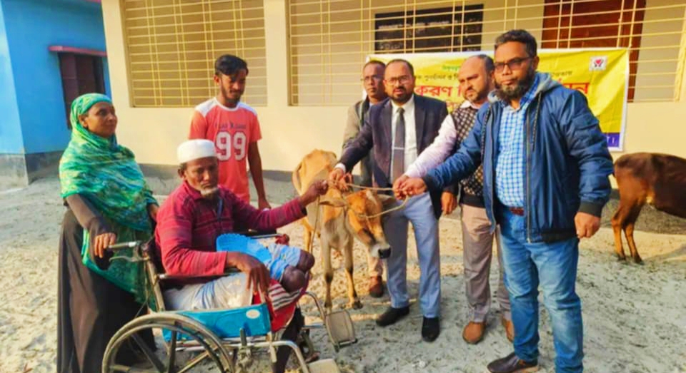 আমতলীতে গরু পেয়ে দুই পা হারানো সিরাজ কান্না জড়িত কন্ঠে বলেন ‘মুই এহন এট্টু বাঁচতে পারমু