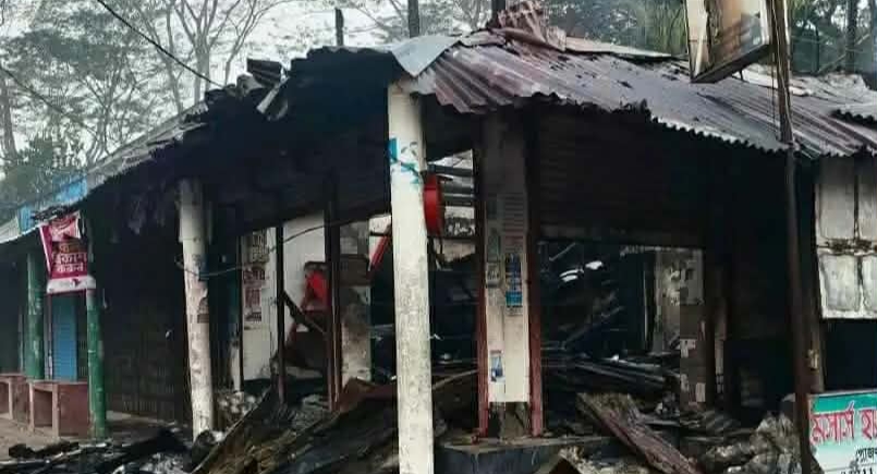আমতলীতে ভয়াবহ অগ্নিকাণ্ড পাঁচটি দোকান পুড়ে ছাই