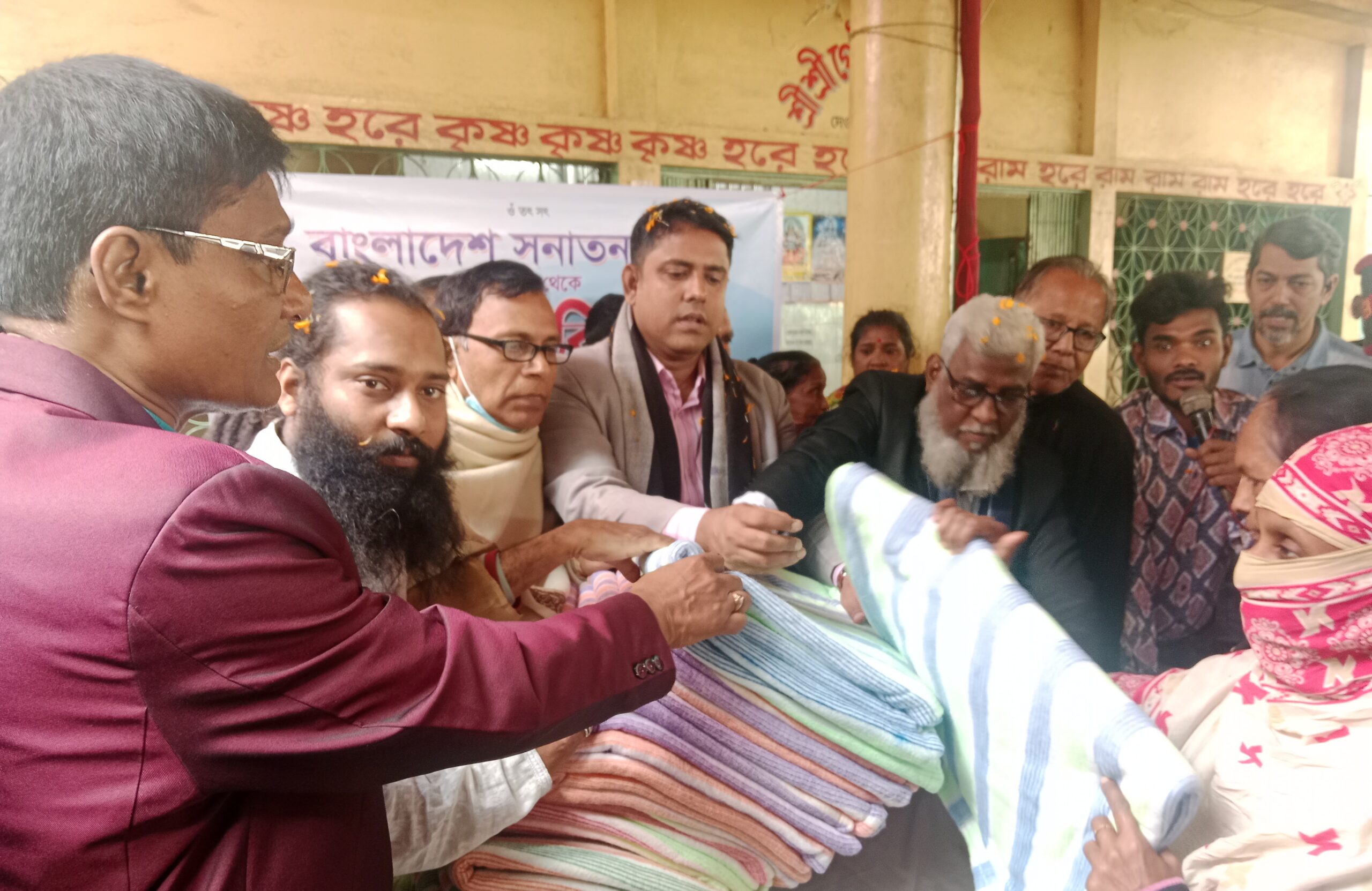 দেওভোগ এলাকায় বাংলাদেশ সনাতন পার্টির পক্ষে শীতবস্ত্র বিতরন