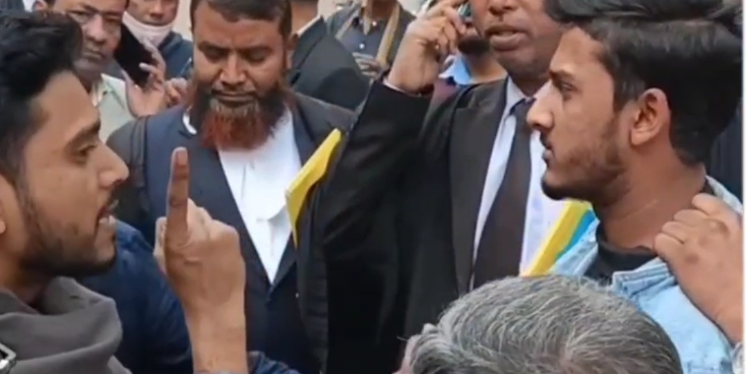 না.গঞ্জে আইনজীবীদের হস্তক্ষেপে ছাত্রদল নেতার মবের আক্রমন থেকে রক্ষা পেলেন যুবক