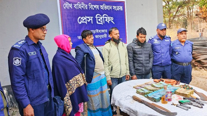 নারায়ণগঞ্জে অস্ত্র, ইয়াবা ও বিপুল পরিমাণ টাকা উদ্ধার, গ্রেফতার ৪