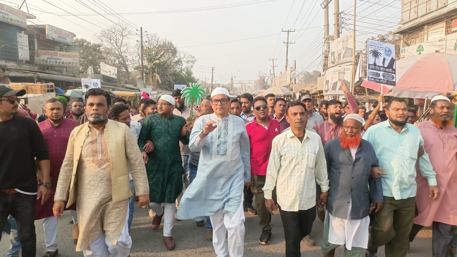 ফতুল্লায় খেজুরগাছ প্রতিকে ভোট চেয়ে রিয়াদ চৌধুরীর বিশাল মিছিল!