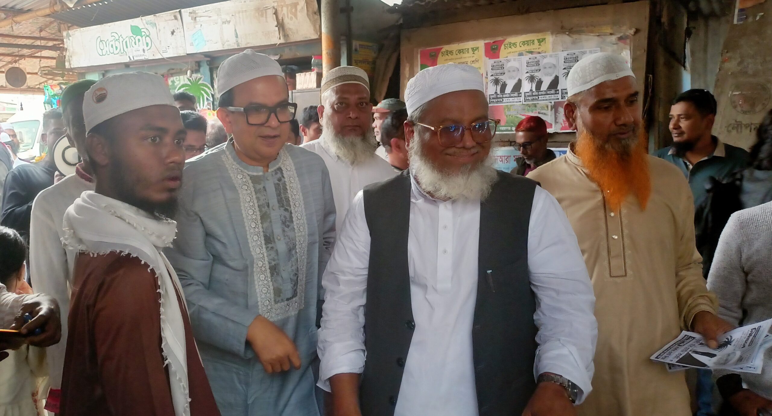 ফতুল্লায় খেজুর গাছ মার্কায় ভোটারদের কাছে ভোট প্রার্থনা করেন কাসেমী