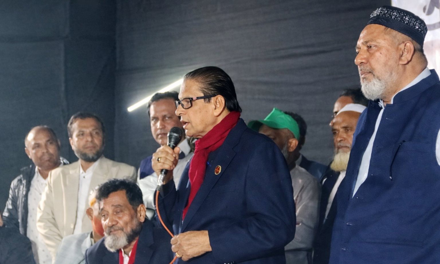 এমপি প্রার্থী মোহাম্মদ আলীর পাশে ভুমিদস্যু ও জুয়াড়ি তোফাজ্জল তাপু!