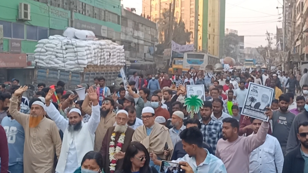 ফতুল্লায় খেজুরগাছ প্রতিকে ভোট চেয়ে রিয়াদ চৌধুরীর বিশাল মিছিল