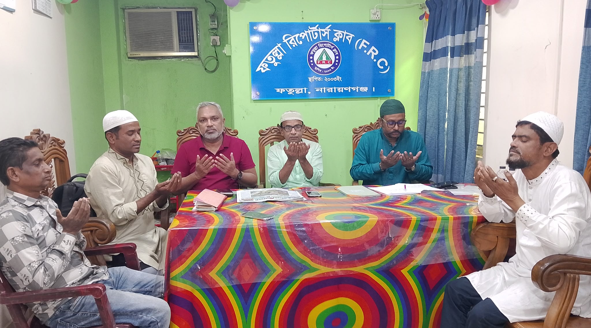 ফতুল্লা রিপোর্টার্স ক্লাবে ভাষা শহিদদের মাগফেরাত কামনায় দোয়া