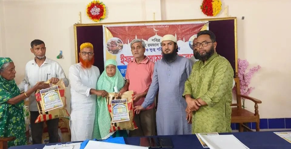 আমতলীতে ৩০০ দরিদ্র পরিবার মাঝে ইফতার সামগ্রী বিতরন