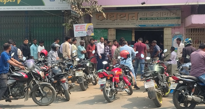 পেট্রোল পাম্পে লাইনে দাঁড়িয়েও জ্বালানি তেল মিলছে না