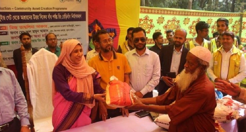 বরগুনার খাকদোন নদীর পাড়ে ৬২৮ মিটার রিং বেড়িবাঁধ উদ্বোধন করেন জেলা প্রশাসক