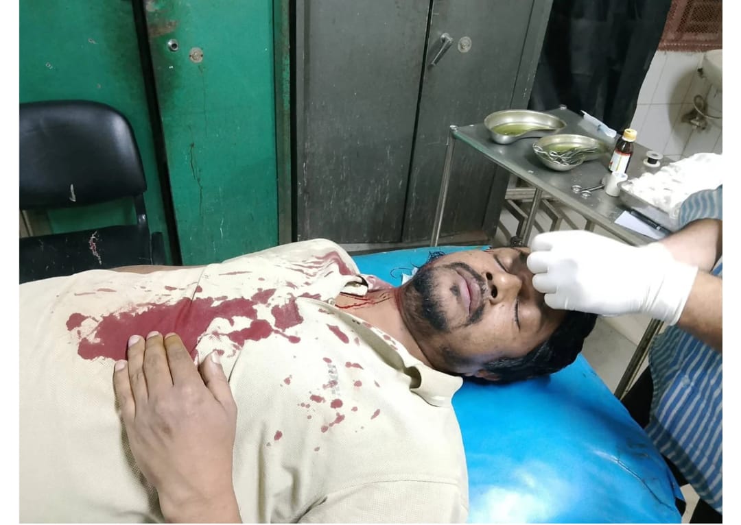 জমি সংক্রান্ত বিরোধ : ডিস ব্যাবসায়ী ইলিয়াসকে কুপিয়ে জখম