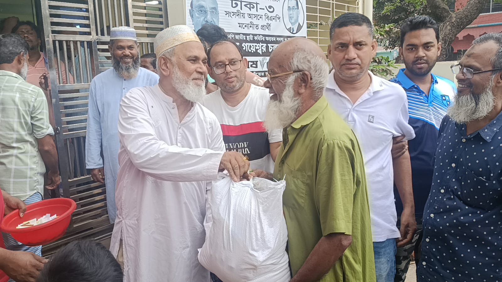 সহস্রাধিক অসহায় পরিবারের মাঝে জাকির হোসেনের ঈদ উপহার ও নগদ অর্থ বিতরণ