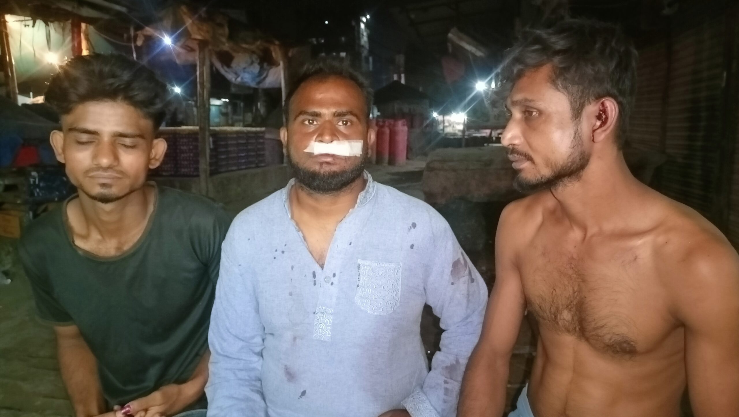 ফতুল্লায় সন্ত্রাসী হামলা: ব্যবসায়ীকে পিটিয়ে জখম, ২ লাখ টাকার মালামাল লুট