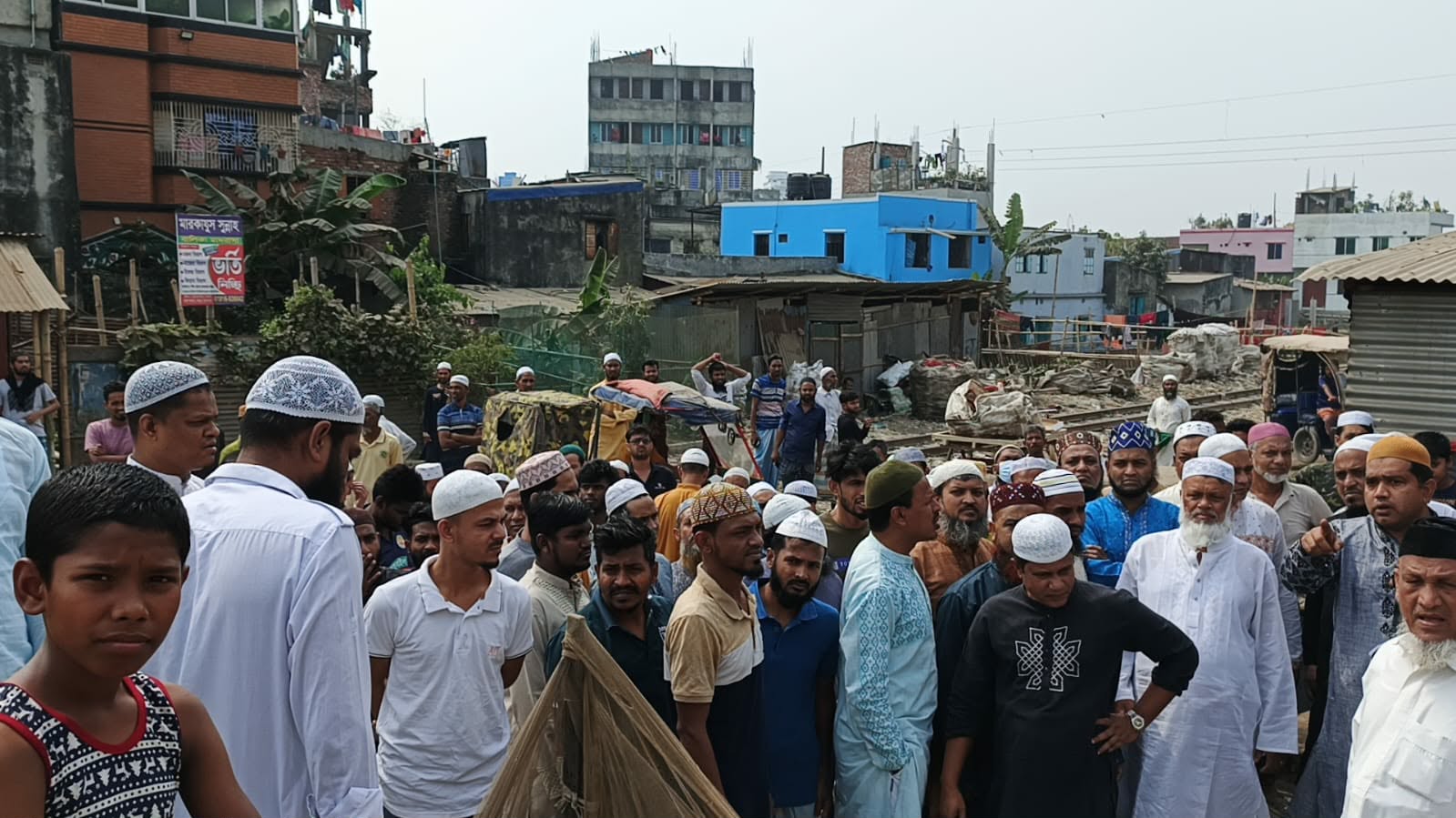 সরকারি খাল ও রেলওয়ের জায়গা দখল, কোতালেরবাগে উত্তেজনা