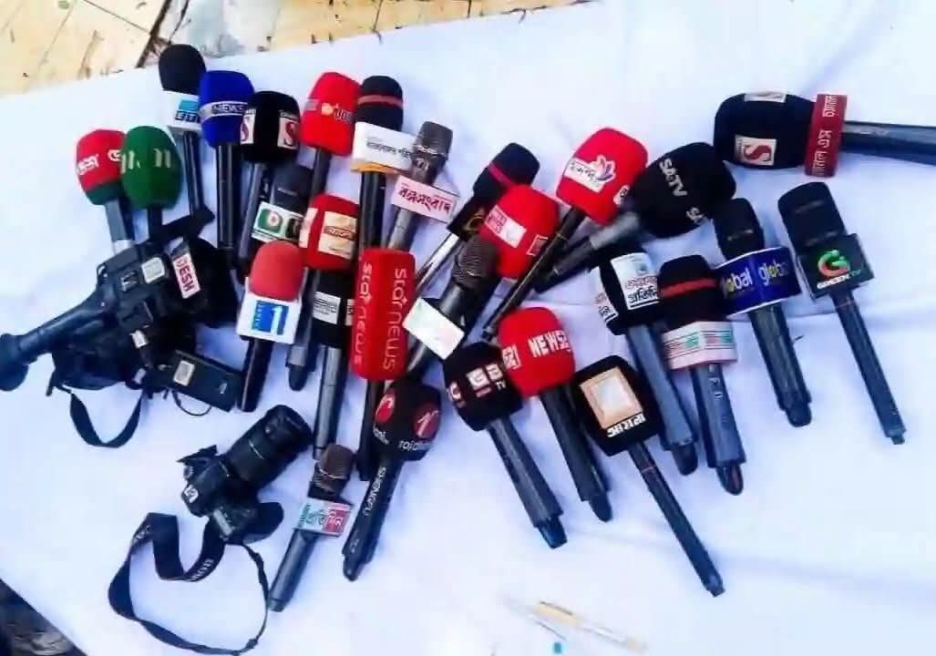 সাংবাদিক ইমনকে অপহরণ চেষ্টা ও হামলার প্রতিবাদে সাংবাদিকদের কলম বিরতি ও বিক্ষোভ