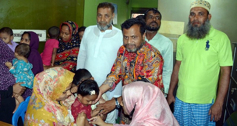 সিদ্ধিরগঞ্জের ২নং ওয়ার্ডে শিশুদের মাঝে হাম-রুবেলার টিকা প্রদান