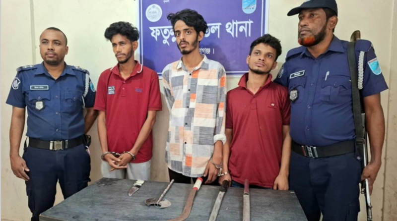 ফতুল্লায় ডাকাতির প্রস্তুতিকালে ৩ ডাকাত গ্রেফতার, অস্ত্র উদ্ধার