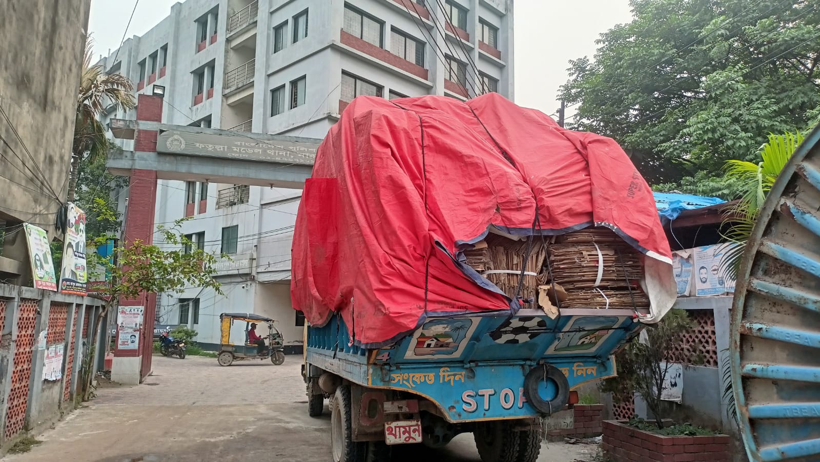 ​সংঘর্ষের মুখে ফতুল্লা বিসিক, ওসির নেতৃত্বে পুলিশের অভিযানে ঝুটের ট্রাক জব্দ