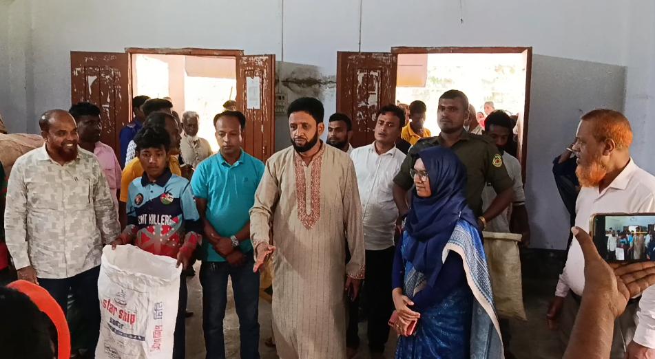 বারহাট্টায় বিভিন্ন ইউনিয়নে ভিজিএফের চাল বিতরণ