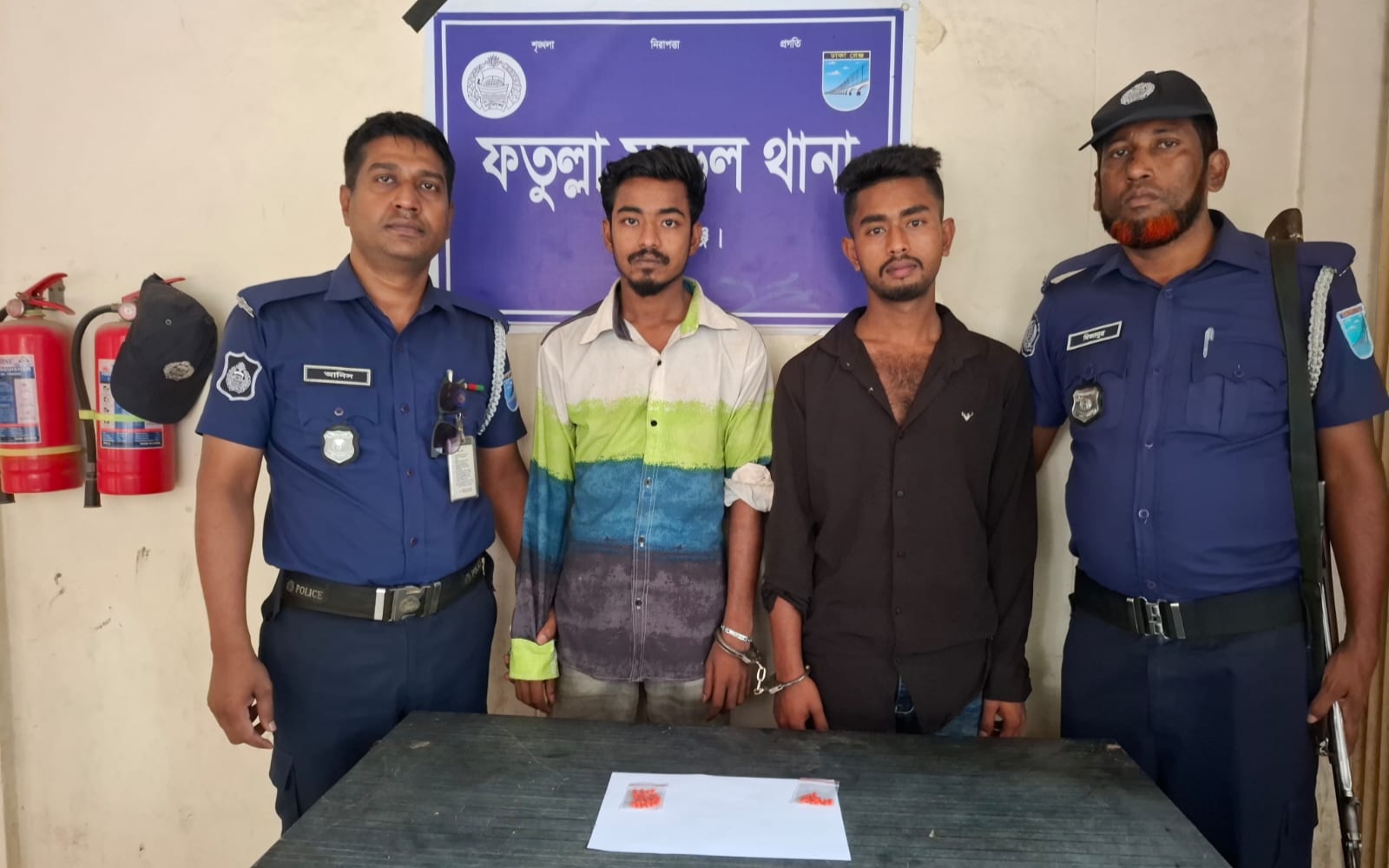 ফতুল্লায় ৫২ পিস ইয়াবাসহ দুই যুবক গ্রেপ্তার