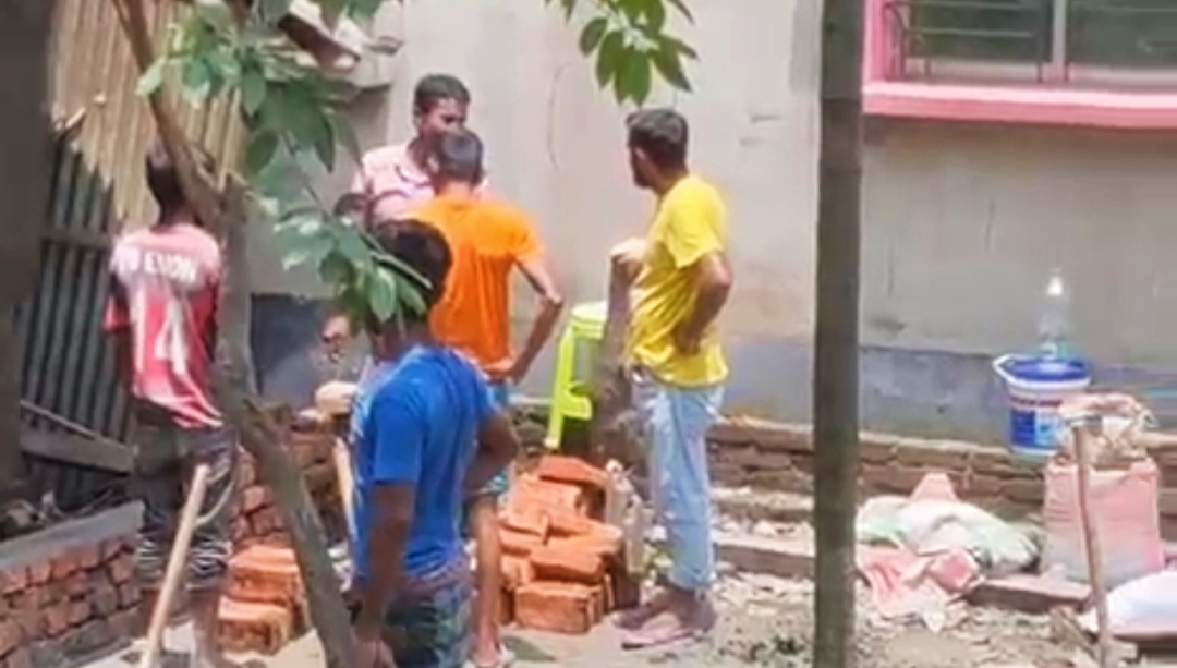 দিনেদুপুরে দেলপাড়ায় তাণ্ডব: ঘরবাড়ি ভেঙে জমি দখলে নিল রাহাত বাহিনী
